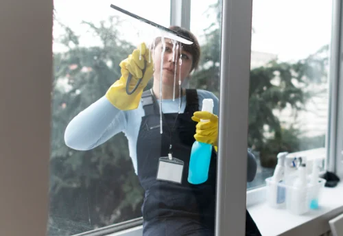 Nettoyage de vitres intérieures et extérieures au Haut-Corlay